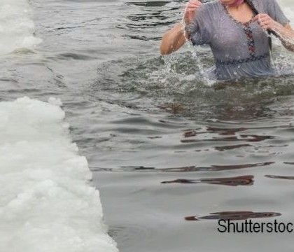 O femeie a sarit intr-un lac inghetat, ca sa isi salveze cainele din apa de -6 grade. Ce s-a intamplat cu animalul. FOTO O femeie a sarit intr-un lac inghetat, ca sa isi salveze cainele din apa de -6 grade. Ce s-a intamplat cu animalul. FOTO