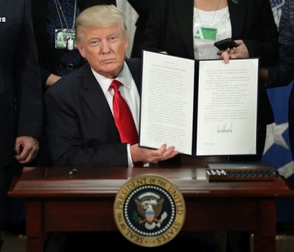 Donald Trump a semnat ordinul de construire a zidului promis in campanie. "Mexic va plati pentru el"