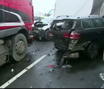 Zapada si vizibilitatea redusa au dus la doua coliziuni in lant pe o autostrada din Polonia. Cinci persoane, ranite grav