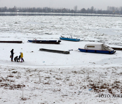 Dunarea a devenit un urias patinoar din cauza gerului polar. Ungaria a trimis un spargator de gheata la vecini Dunarea a devenit un urias patinoar din cauza gerului polar. Ungaria a trimis un spargator de gheata la vecini