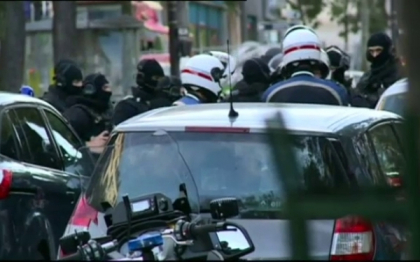 Momente de teroare intr-o banca din Paris. Un barbat a luat 4 ostatici Momente de teroare intr-o banca din Paris. Un barbat a luat 4 ostatici