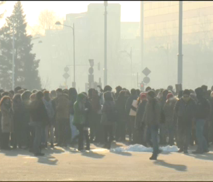 Noi proteste anuntate astazi in Bucuresti. 1.000 de oameni au ajuns in Piata Victoriei si scandeaza impotriva Guvernului roman - VIDEO