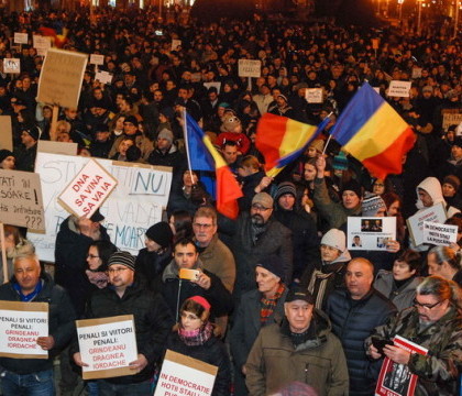 200.000 de persoane protesteaza in 50 de orase ale Romaniei: "De hoti ne-am saturat, vrem un stat curat" 200.000 de persoane protesteaza in 50 de orase ale Romaniei: "De hoti ne-am saturat, vrem un stat curat"