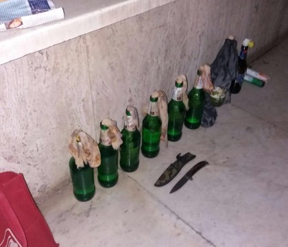 Sticle incendiare si cutite. Ce au gasit jandarmii dupa ce au ridicat 50 de persoane care au fost agresive la protestele din Romania Sticle incendiare si cutite. Ce au gasit jandarmii dupa ce au ridicat 50 de persoane care au fost agresive la protestele din Romania