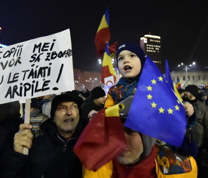 100.000 de oameni au manifestat pasnic, vineri, in Piata Victoriei din Bucuresti: "PSD a transformat Romania intr-o tara de refugiati"