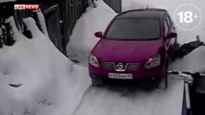 Imagini socante! O soferita din Rusia si-a calcat cu masina de cateva ori vecina pentru ca aceasta i-ar fi zgaraiat automobilul - VIDEO