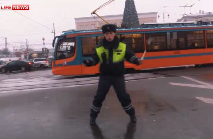 Un politist rus, filmat cum danseaza in timp ce dirija circulatia. De ce a facut asta - VIDEO Un politist rus, filmat cum danseaza in timp ce dirija circulatia. De ce a facut asta - VIDEO