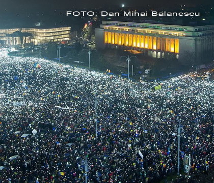 Aproape 280.000 de oameni au fost aseara in fata Guvernului roman. Moment emotionant de reculegere pentru Colectiv: Imagini spectaculoase - VIDEO Aproape 280.000 de oameni au fost aseara in fata Guvernului roman. Moment emotionant de reculegere pentru Colectiv: Imagini spectaculoase - VIDEO