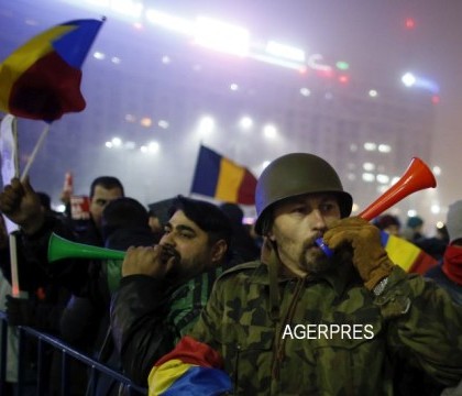 A saptea zi de proteste. 20.000 de persoane scandeaza in Piata Victoriei din Bucuresti. Tanar de 26 de ani, retinut de jandarmi