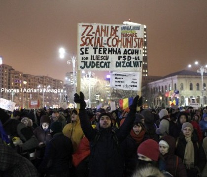 A opta zi de proteste: 5000 de oameni au scandat din nou in fata Guvernului din Romania. La ora 21:00, Piata Victoriei din Bucuresti a fost luminata A opta zi de proteste: 5000 de oameni au scandat din nou in fata Guvernului din Romania. La ora 21:00, Piata Victoriei din Bucuresti a fost luminata