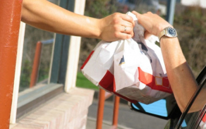 Ce a facut un client timp de 2 ore la drive-in, langa un fast-food. Politistii l-au arestat imediat Ce a facut un client timp de 2 ore la drive-in, langa un fast-food. Politistii l-au arestat imediat