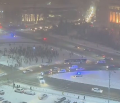 Ziua a 9-a de proteste in Piata Victoriei din Romaniei: 100 de persoane s-au adunat. Au adus lopeti si au dat zapada din fata Guvernului Ziua a 9-a de proteste in Piata Victoriei din Romaniei: 100 de persoane s-au adunat. Au adus lopeti si au dat zapada din fata Guvernului