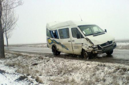 Un microbuz de ruta a derapat: "Patru pasageri erau in vehicul cand a avut loc incidentul" Un microbuz de ruta a derapat: "Patru pasageri erau in vehicul cand a avut loc incidentul"