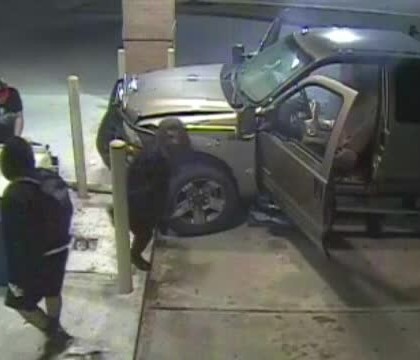 Jaf incheiat prost pentru trei tineri din SUA. S-au chinuit sa sparga usa unui ATM, insa s-au facut de ras Jaf incheiat prost pentru trei tineri din SUA. S-au chinuit sa sparga usa unui ATM, insa s-au facut de ras