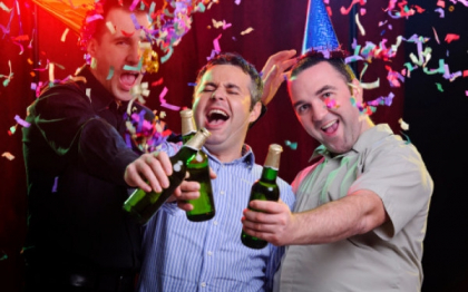 Studiu: Barbatii trebuie sa se vada cu prietenii lor de 2 ori pe saptamana pentru a fi fericiti