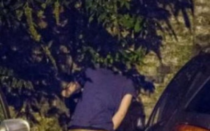 Barbatii prinsi ca urineaza pe strazi, sunt pusi sa spele pe jos in Manchester Barbatii prinsi ca urineaza pe strazi, sunt pusi sa spele pe jos in Manchester