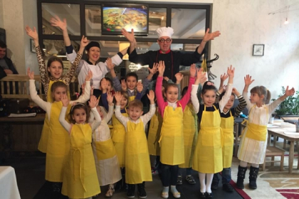 Sunt mici, dar talentati in bucatarie! Aventura de Craciun a micilor bucatari de la restaurantul Mi Piace - VIDEO Sunt mici, dar talentati in bucatarie! Aventura de Craciun a micilor bucatari de la restaurantul Mi Piace - VIDEO