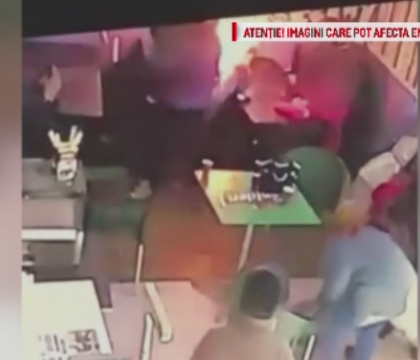 Scene dramatice intr-un fast-food din Buhusi. Momentul in care un barbat si-a incendiat sotia, in fata celor doi copii Scene dramatice intr-un fast-food din Buhusi. Momentul in care un barbat si-a incendiat sotia, in fata celor doi copii