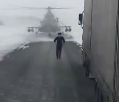 Imagini inedite. Tara in care un elicopter militar aterizeaza pe o sosea, iar pilotul ii cere indicatii unui sofer de camion - VIDEO