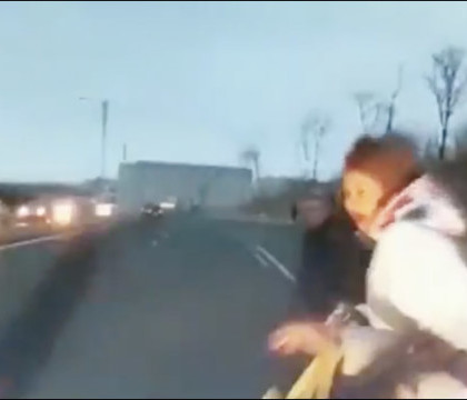 A primit o masina noua de Valentine\'s Day, iar dupa 2 zile a facut prapad pe sosea. Accidentul produs de o rusoaica A primit o masina noua de Valentine\'s Day, iar dupa 2 zile a facut prapad pe sosea. Accidentul produs de o rusoaica