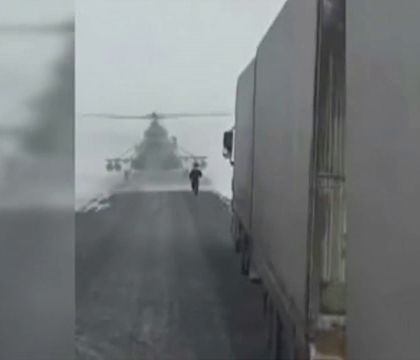 Scene incredibile, filmate in Kazahstan. Un elicopter militar a aterizat in mijlocul strazii fiindca pilotul se ratacise