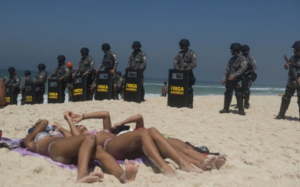 Imaginea zilei in Brazilia. Turistii, prinsi in mijlocul protestelor violente de la Rio