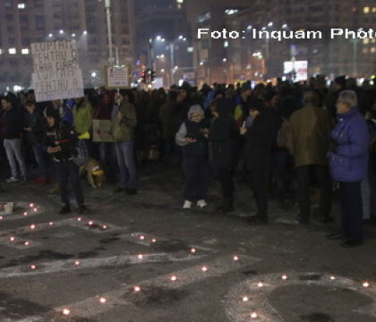 Ziua a 19-a de proteste. Cateva sute de oameni s-au adunat in Piata Victoriei, Romania. "In democratie, hotii stau la puscarie"