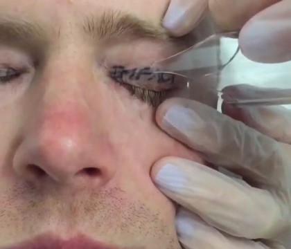 A mers in Mexic si a baut timp de 3 zile impreuna cu prietenii. Ce si-a tatuat pe pleoape - FOTO