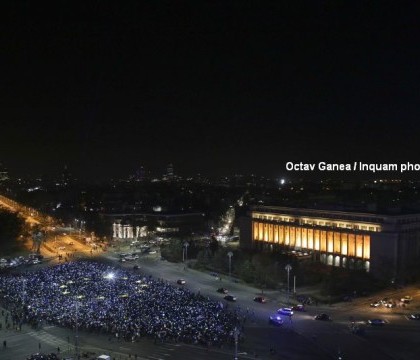 Proteste in Piata Victoriei din Bucuresti, ziua 27. 4.000 de romani au format steagul Uniunii Europene