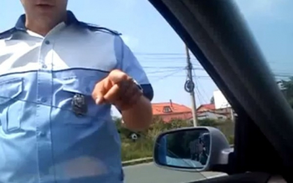 Reactia unui politist din Suceava in fata unui sofer care a refuzat sa-i prezinte actele la control Reactia unui politist din Suceava in fata unui sofer care a refuzat sa-i prezinte actele la control