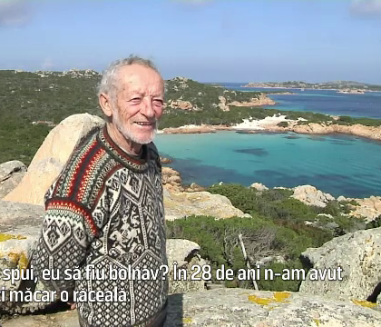 Italianul dus cu pluta" care traieste de 3 decenii singur pe insula. Are insa curent electric, televizor si tableta Italianul dus cu pluta" care traieste de 3 decenii singur pe insula. Are insa curent electric, televizor si tableta