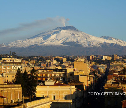 Etna, cel mai mare vulcan activ din Europa, a inceput sa erupa. Autoritatile italiene monitorizeaza permanent situatia