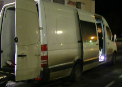 Un sofer, RETINUT la vama Leuseni. Ce transporta intr-un microbuz Un sofer, RETINUT la vama Leuseni. Ce transporta intr-un microbuz