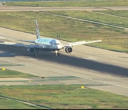 Un avion British Airways se pregatea sa decoleze cand un pasager a observat ceva neobisnuit. Zborul, intarziat cu 5 ore
