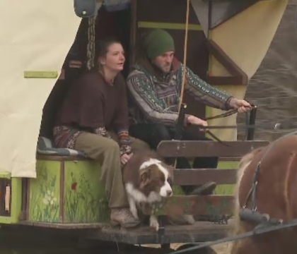 Tinerii care vad Europa din caruta. Sophie si Baptiste s-au cunoscut in Romania in urma cu 5 ani