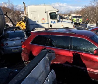 Accident cu 32 de masini pe o autostrada din SUA. O persoana a murit si zeci au fost ranite in carambol. VIDEO Accident cu 32 de masini pe o autostrada din SUA. O persoana a murit si zeci au fost ranite in carambol. VIDEO