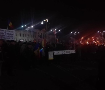 Aproximativ 2.000 de oameni - la protest in Bucuresti: Merg in mars spre Parlament, scandand "Demisia", "Justitie, nu coruptie" Aproximativ 2.000 de oameni - la protest in Bucuresti: Merg in mars spre Parlament, scandand "Demisia", "Justitie, nu coruptie"