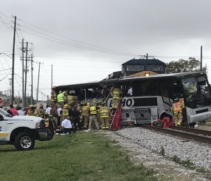 Accident grav in sudul Statelor Unite. Un autocar ce transporta varstnici a fost lovit in plin de o locomotiva