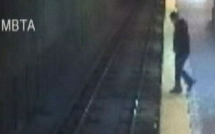 O femeie somnambula a coborat pe sinele de metrou. Cum au reactionat calatorii O femeie somnambula a coborat pe sinele de metrou. Cum au reactionat calatorii