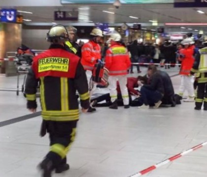 Atac cu toporul in gara din Dusseldorf. Sase persoane au fost ranite, iar doi agresori au fost prinsi de politie Atac cu toporul in gara din Dusseldorf. Sase persoane au fost ranite, iar doi agresori au fost prinsi de politie