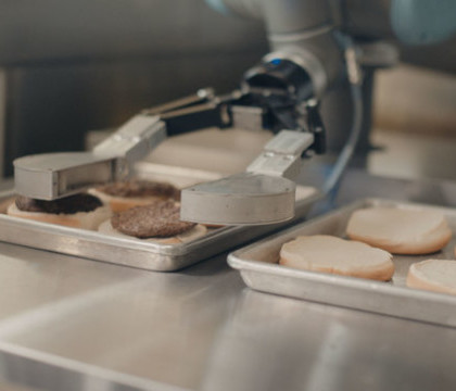 Prima zi de munca a unui robot care intoarce burgerii pe grill. A inlocuit mai multi angajati la un restaurant din SUA - VIDEO 
