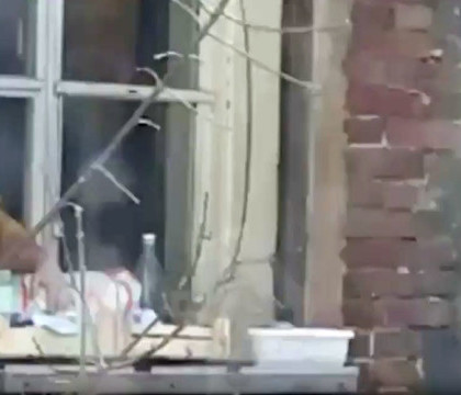 Si-a culcat copilul pe pervazul ferestrei, intr-o ladita de lemn. Ce le-a raspuns o mama din Rusia politistilor - VIDEO