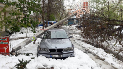 Dupa urgia alba de ieri, nu doar crengile au cazut peste masini, dar si pilonii. Cum si-a gasit BMW-ul un sofer din capitala - FOTO