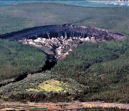 Efectele incalzirii globale: O groapa din Siberia, lunga de un km, creste in fiecare an cu 30m din cauza topirii ghetii Efectele incalzirii globale: O groapa din Siberia, lunga de un km, creste in fiecare an cu 30m din cauza topirii ghetii