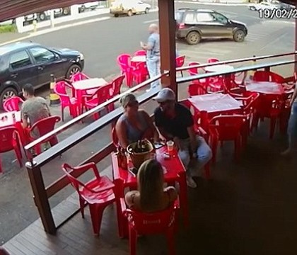 Scene ireale filmate intr-un bar din Brazilia, in momentul in care o femeie isi prinde sotul cu amanta - VIDEO