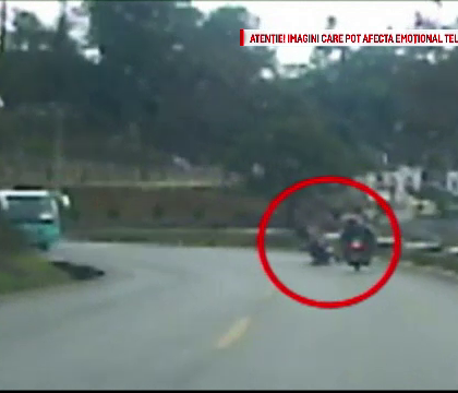 Accident infiorator pe o sosea din China. Doi motociclisti se izbesc frontal, coliziunea a fost filmata cu o camera de bord Accident infiorator pe o sosea din China. Doi motociclisti se izbesc frontal, coliziunea a fost filmata cu o camera de bord