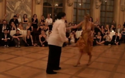 A demonstrat ca greutatea nu conteaza, pe scena. Cat de bine danseaza un barbat supraponderal. VIDEO A demonstrat ca greutatea nu conteaza, pe scena. Cat de bine danseaza un barbat supraponderal. VIDEO