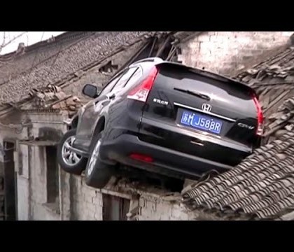 Soferul unui SUV a ajuns pe acoperisul unei case dupa ce a derapat. Imaginile surprinse de o camera de supraveghere - VIDEO Soferul unui SUV a ajuns pe acoperisul unei case dupa ce a derapat. Imaginile surprinse de o camera de supraveghere - VIDEO