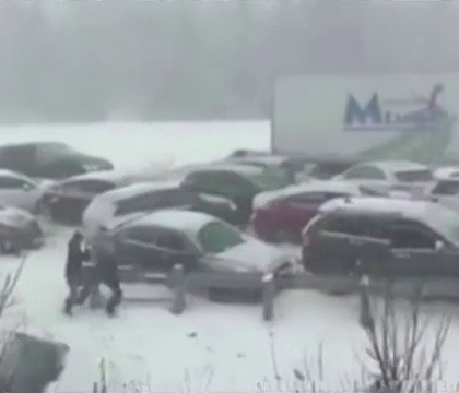 Carambol cu 50 de masini pe o autostrada din Canada, din cauza furtunii de zapada. Patru persoane au fost ranite - VIDEO Carambol cu 50 de masini pe o autostrada din Canada, din cauza furtunii de zapada. Patru persoane au fost ranite - VIDEO