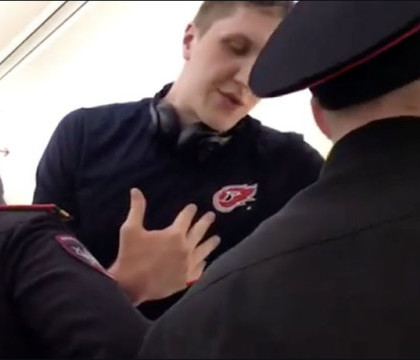 Motivul incredibil pentru care un sportiv rus a fost dat jos cu forta din avion. Ce parte a corpului sau era "un risc de securitate" - VIDEO